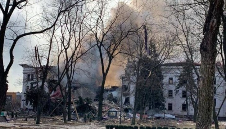 След бомбардировките е разрушена централната част на сградата, както и входа към бомбоубежището.