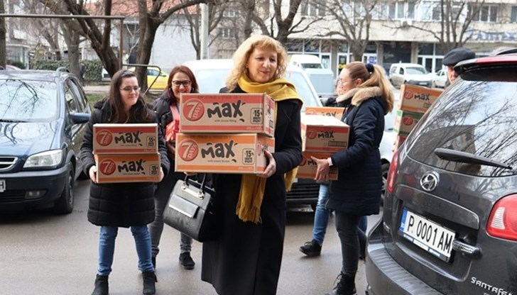 Със собствени средства те закупиха близо 1000 пакетирани хранителни продукта, предназначени за подкрепителния пункт на БЧК