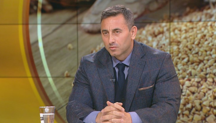 Шефът на приходната агенция отговори и на обвиненията от собственици на малки бензиностанции, че отношението към тях е различно от това към големите компании Шефът на приходната агенция отговори и на обвиненията от собственици на малки бензиностанции, че отношението към тях е различно от това към големите компании