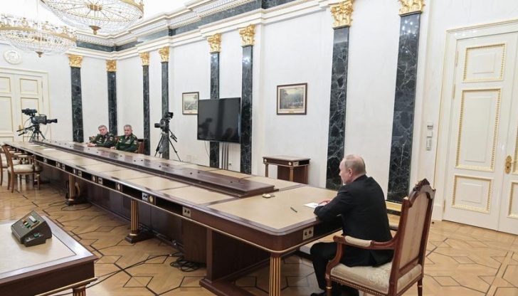 Руският президент Владимир Путин присъства на среща с министъра на отбраната Сергей Шойгу и началника на руския Генерален щаб Валерий Герасимов