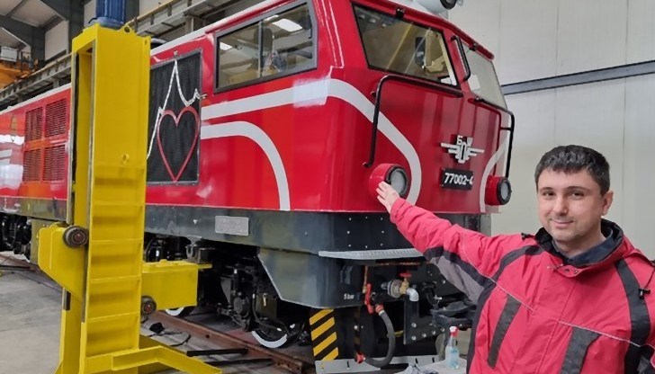 Локомотивът е произведен в Букурещ през 1988 г. специално за Родопската теснолинейка