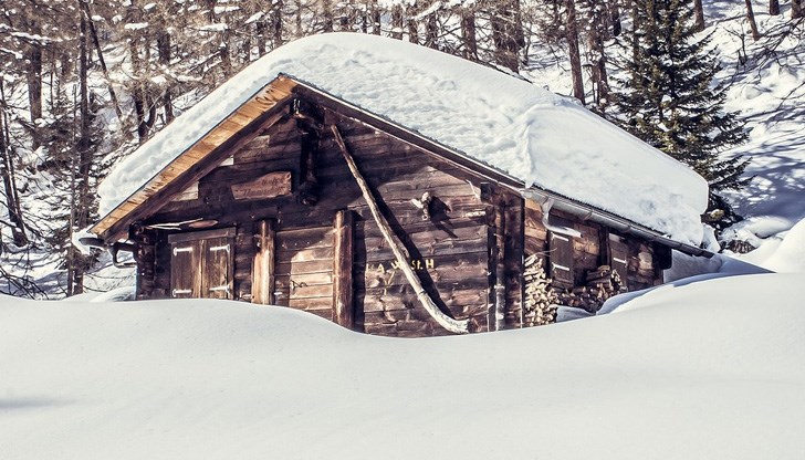 Снеговалежът продължава