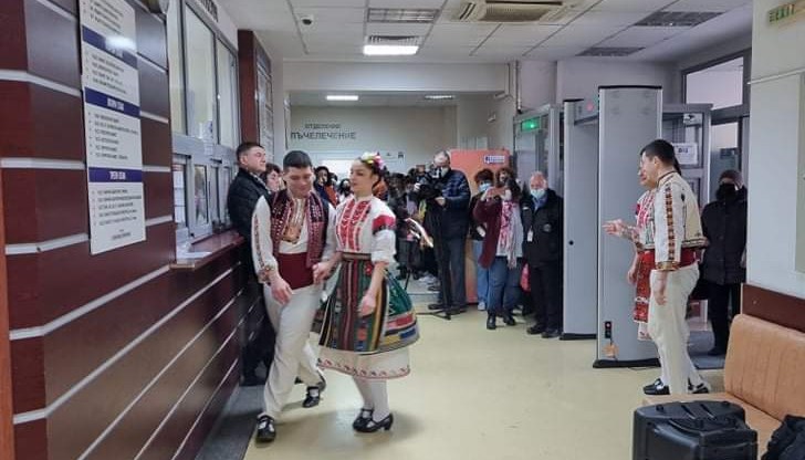 Кулминацията на празника бе музикално-танцов поздрав, поднесен от приятелите на онкодиспансера – танцьори от ФТТ „Найден Киров“