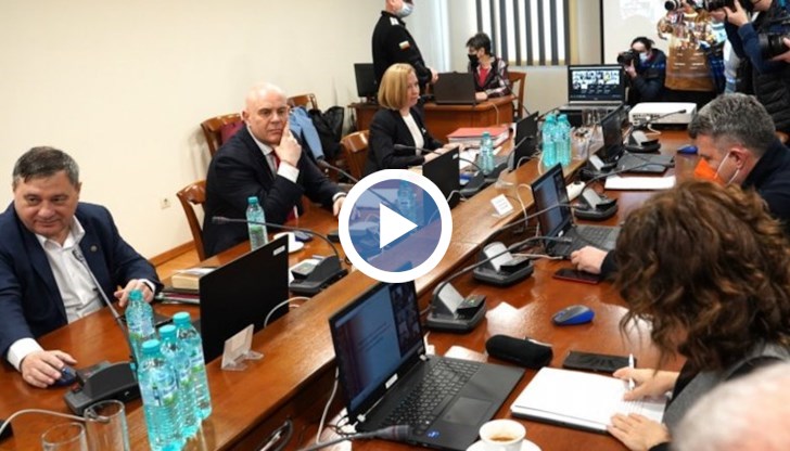 Нужни са поне 17 гласа от 25-ата членове на съвета, за да бъде свален Иван Гешев от поста му