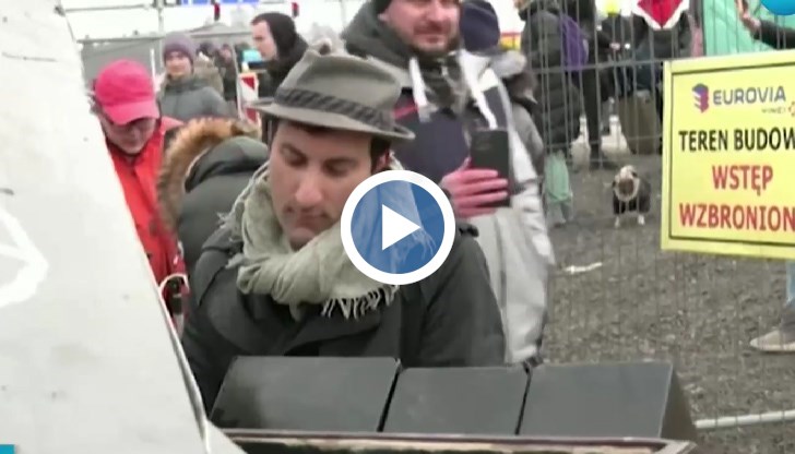 "Посрещам хората, които идват от Украйна с музика. Те пристигат от зоната на войната. Там са чували изстрели и бомби, а когато дойдат тук - аз ги посрещам с музиката от пианото ми”, сподели Давиде Мартело