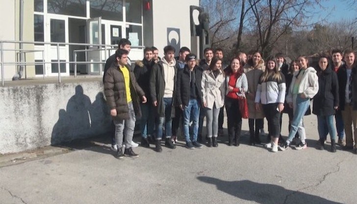 „Аз искам тук да им кажа, че наистина много ги обичам и наистина съм щастлива и горда“, каза Боряна Шенкинова, класен ръководител „Аз искам тук да им кажа, че наистина много ги обичам и наистина съм щастлива и горда“, каза Боряна Шенкинова, класен ръководител