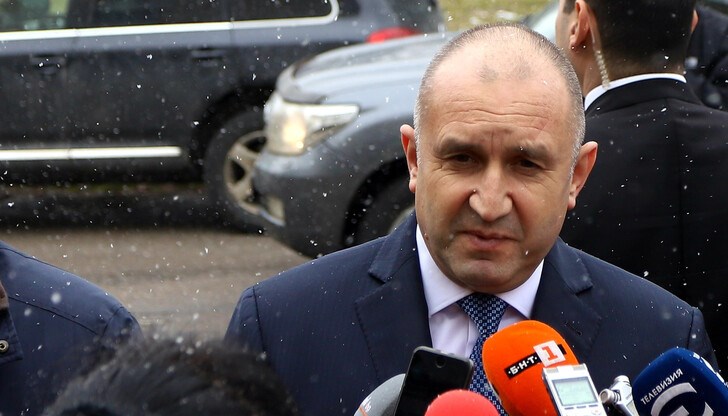 „Проблемите са тежки, изключително дълбоки и не се изчерпват само с оповестяване, укрития, запаси йодни таблетки и т.н.", каза той