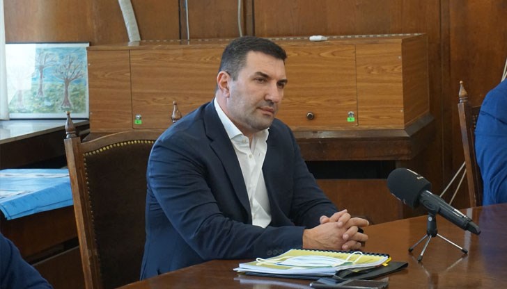 Решението на директора на екоинспекцията в Русе Цонка Христова, че новият завод за презервативи на Красимир Даков няма нужда от ОВОС, е атакувано по административен ред от близко до ВМРО сдружение