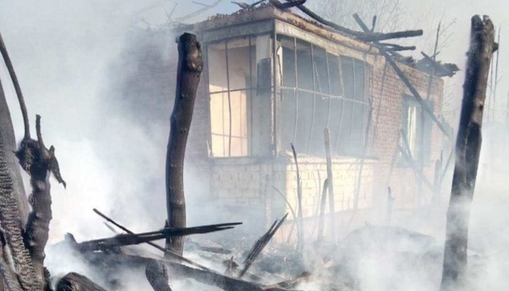 В село Белцов горя къща, най-вероятно подпалена от неизправна печка