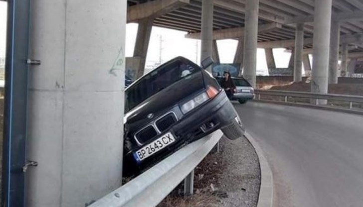 Зрелищна катастрофа е станала вчера на Околовръстното в София край Казичене Зрелищна катастрофа е станала вчера на Околовръстното в София край Казичене