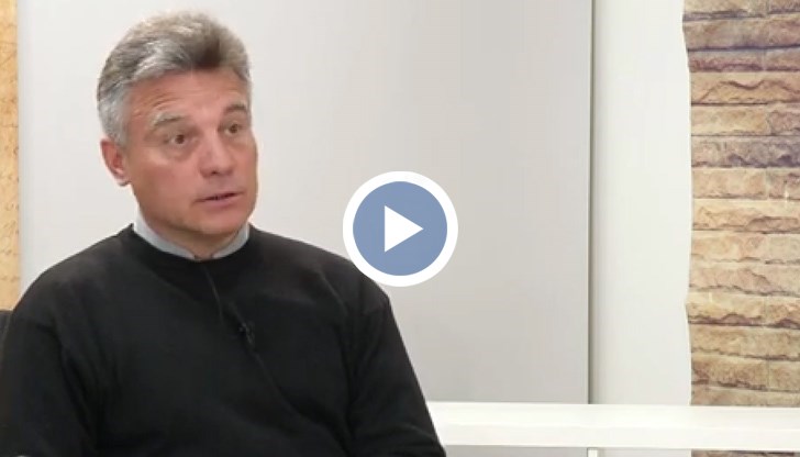 "В момента ние присъстваме на мъчителното ново раждане на съвършено друг нов световен ред. Историята го е доказала, че това става през война.", обясни професорът