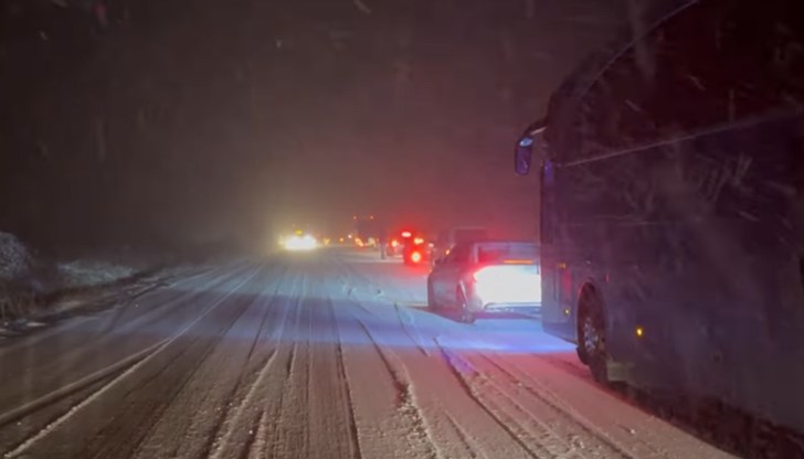 Закъсал камион в района на „Мойсеевия баир“ е блокирал достъпа на снегорините