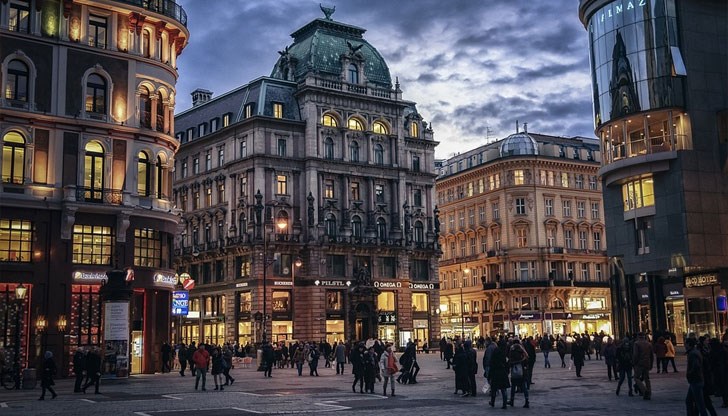 Маските остават задължителни в магазините за хранителни стоки, аптеките и банките