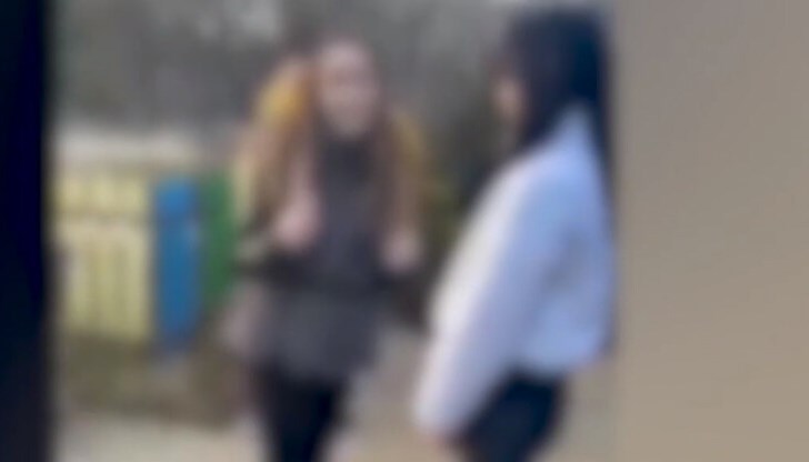 На кадрите се вижда как две момичета нанасят жесток побой над своя съученичка