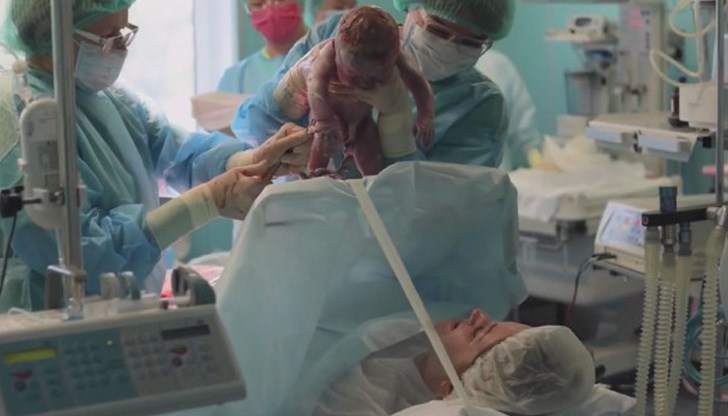 Лекарите се опитват да не слушат бомбите навън докато правят цезарово сечение