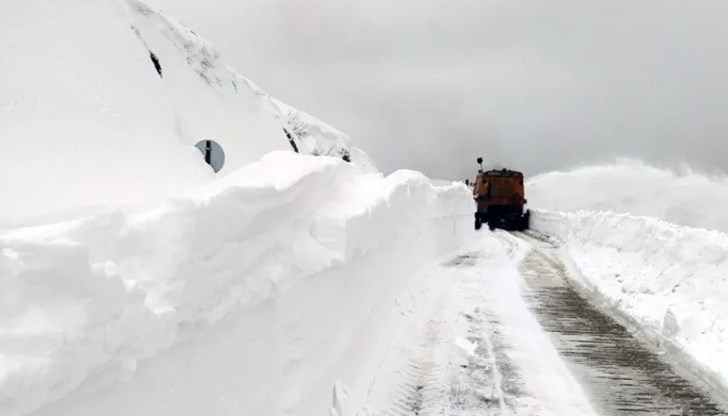 Проходът е затворен за движение за всички моторни превозни средства след обилния снеговалеж и бурните ветрове в последните седмици