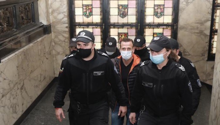 Според обвинението, той е участвал в създаването на мрежа от фирми, като набирал и мотивирал различни лица да им станат фиктивни управители Според обвинението, той е участвал в създаването на мрежа от фирми, като набирал и мотивирал различни лица да им станат фиктивни управители