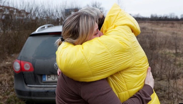 Снимката на двете украински майки Наталия и Анна, които плачат прегърнати на границата, обиколи света