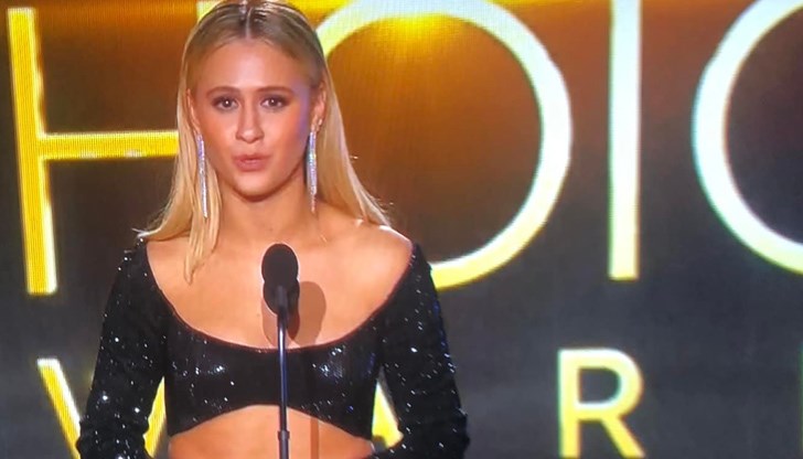 "Аз съм от България, а родният ми град е само на няколкостотин мили от Украйна", каза Бакалова, преди да връчи отличието за най-добра актриса в поддържаща роля