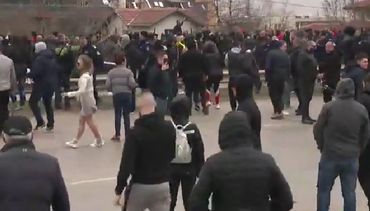 След това протестиращите блокираха за кратко околовръстния път и бул. "България". Стигна се и до напрежение с изнервени шофьори