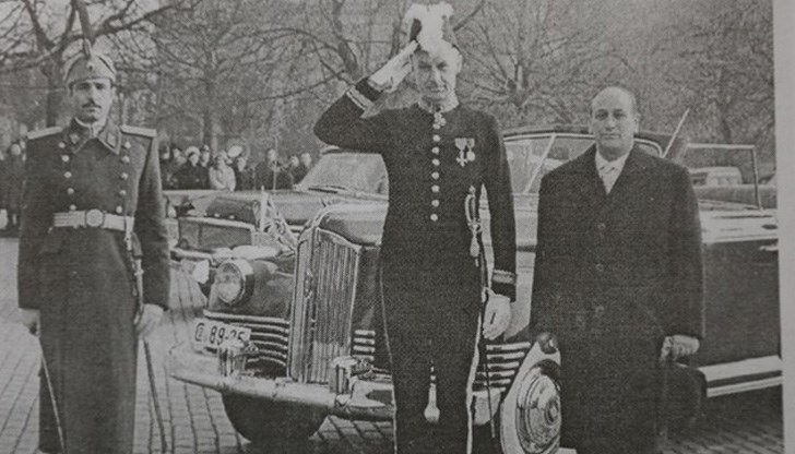 Посланик Уилям Харпъм е в средата, пред Нардното събрание