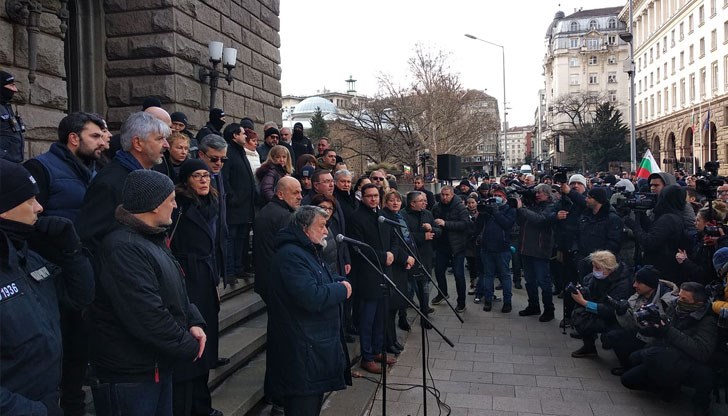 Цялото ръководство на ГЕРБ се събра на площада между Министерски съвет и Президентството Цялото ръководство на ГЕРБ се събра на площада между Министерски съвет и Президентството