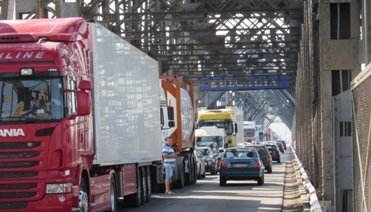Трафикът е интензивен на изход за товарни автомобили