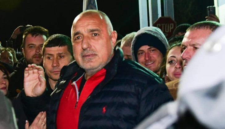 Бойко Борисов умира да се изживява като героична жертва. Дори се сравни с Алексей Навални Бойко Борисов умира да се изживява като героична жертва. Дори се сравни с Алексей Навални