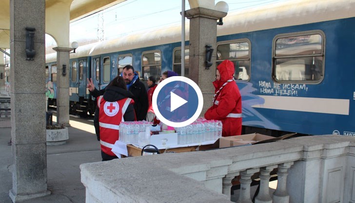 Очаква ги топла чакалня, вода и храна, както и доброволци, които ги упътват