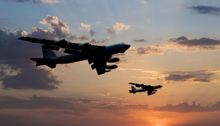 В-52 носи ракети, с които може да поразява цели на големи разстояния