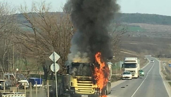 Огнеборците са спасили прикаченото ремарке Огнеборците са спасили прикаченото ремарке