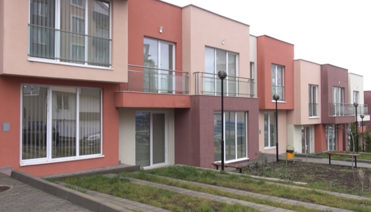 Хора, представящи се за общински служители, събират хранителни продукти и дрехи Хора, представящи се за общински служители, събират хранителни продукти и дрехи