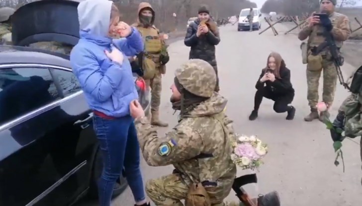 Освен пръстена, той ѝ поднася и букет цветя