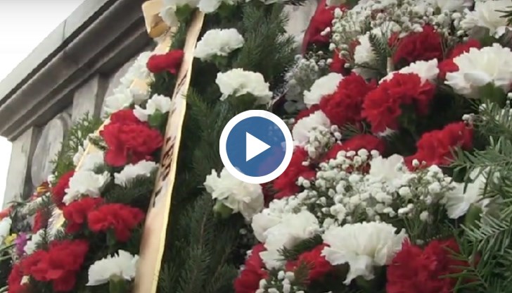 Слабо освиркване и ръкопляскания едновременно съпроводиха поднасянето на венец от руската дипломатическа мисия