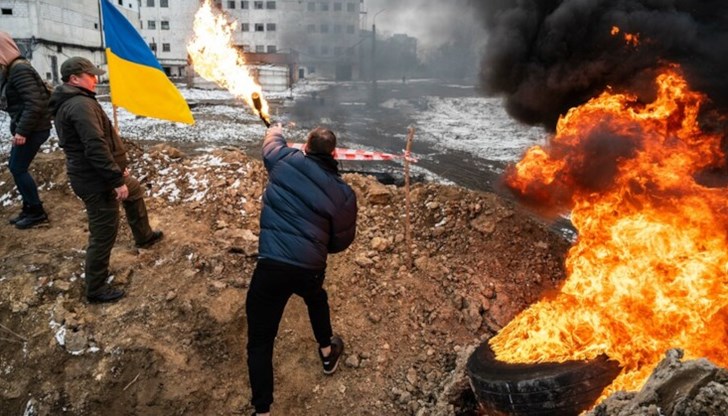 Единственият все още невредим мост над река в град Билогородка на 25 км западно от столицата води към тънещи в зеленина села с много летни вили, превърнали се днес във военна зона Единственият все още невредим мост над река в град Билогородка на 25 км западно от столицата води към тънещи в зеленина села с много летни вили, превърнали се днес във военна зона