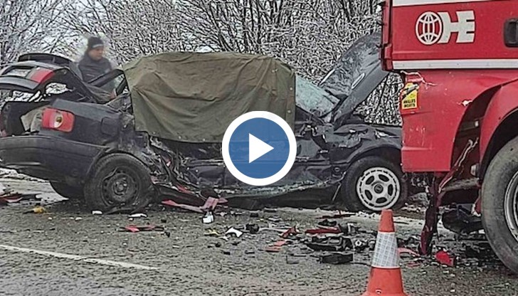 В участъка между селата Бъзън и Писанец са се ударили румънски тежкотоварен камион и лек автомобил „Ауди“ с разградска регистрация