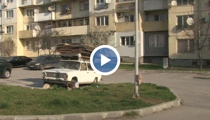 Съседите многократно са се опитвали да разговарят със собственика, за да махне колата и да освободи паркомястото, но по думите им той бил много агресивен – стигало се е до вадене на нож от негова страна и до заплахи към околните