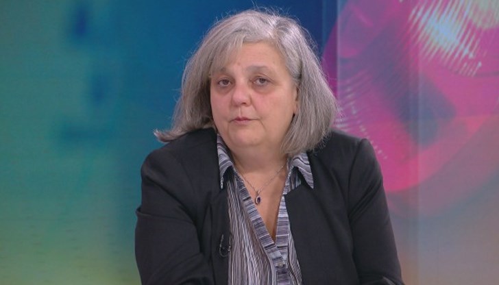 "Всички граждани трябва да се приберат максимално бързо, да затворят прозорците и да консумират само бутилирана вода или от водопровода", съветва директорът на НЦРРЗ