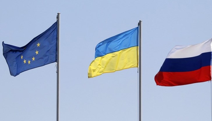 Но най-обещаващи от всичко са снимките на европейци по целия континент, които демонстрират в подкрепа на Украйна, даряват милиони и лично отиват да помагат на бягащите украинци