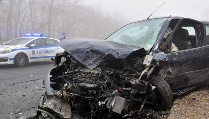 Автомобил е напуснал пътното платно и се е ударил челно в крайпътно дърво Автомобил е напуснал пътното платно и се е ударил челно в крайпътно дърво