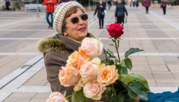 Цветя получиха всички жени, които преминаваха по централната пешеходна улица „Георги Раковски“