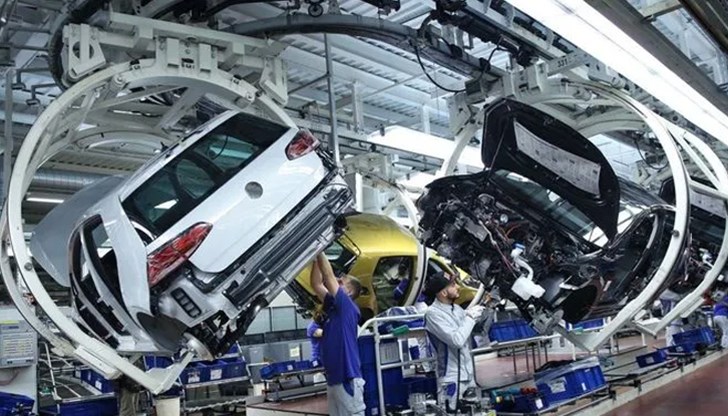Европейски автомобилни компании затварят редица свои заводи поради недостиг на части, внасяни от Украйна