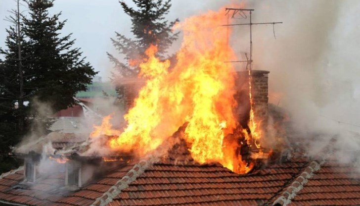 Пожарогасенето е било затруднено, заради конструкцията на къщата, като се е наложило демонтиране на голямо количество гипсокартон и каменна вата