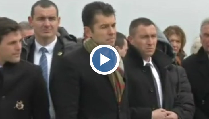 Недоволството не стихна, дори когато децата, участващи в честването, рецитираха стихове и пяха песни