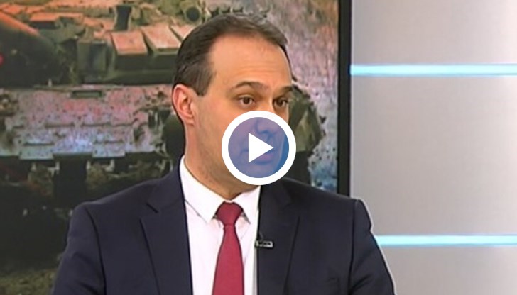 "Категорично няма военна мобилизация, няма и причина за това. Става дума за съвсем стандартна процедура, която се случва два пъти годишно", заяви новият министър на отбраната