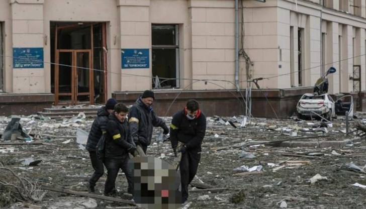 Двама от спасените са били извадени изпод развалините на пететажния блок