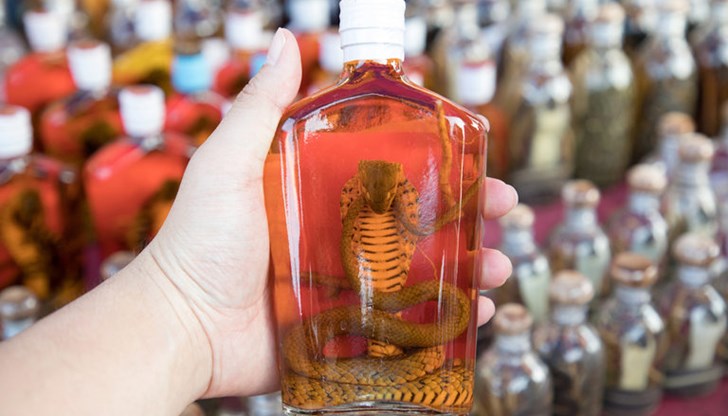 Мъжът купил три бутилки от т. нар. змийско вино за сина си, който страдал от хронично заболяване