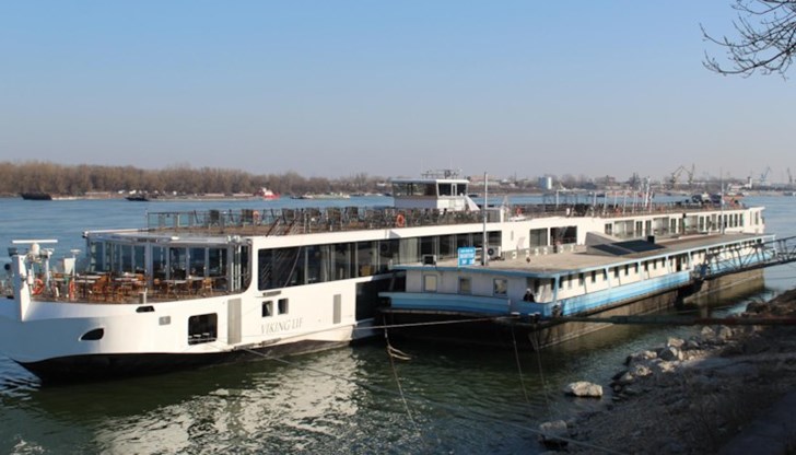 На борда на „Viking Lif“, плаващ под швейцарски флаг, пътуват над 100 американски туристи На борда на „Viking Lif“, плаващ под швейцарски флаг, пътуват над 100 американски туристи