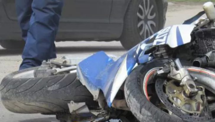 До произшествието се стигнало, след като водачът на мотоциклет „Кимко“, 53-годишен мъж е загубил управление над превозното средство и е паднал на пътя