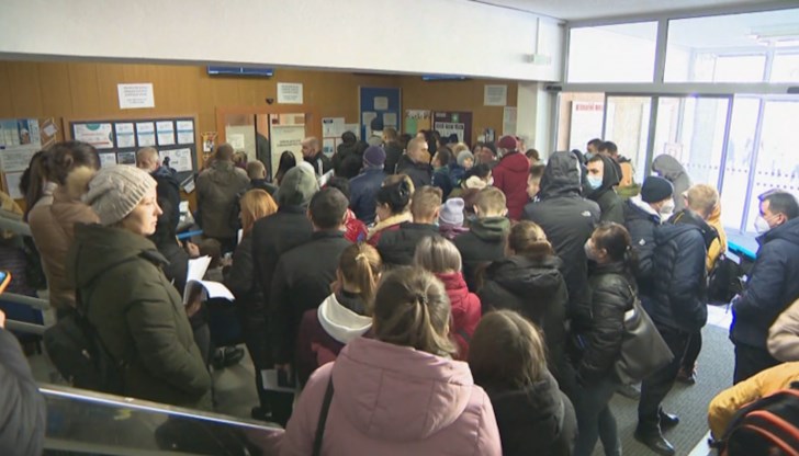 Властите обявиха, че заради извънредното положение няма да бъдат налагани строги ограничения Властите обявиха, че заради извънредното положение няма да бъдат налагани строги ограничения